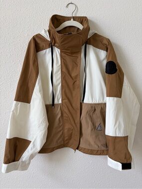 Moncler Noix Giubbotto Windbreaker Size 1 US Small Luxury Neutral Colorblock